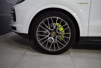 48- Porsche Cayenne coupé Hybrid d'occasion disponible chez JB MOTORS NANTES 