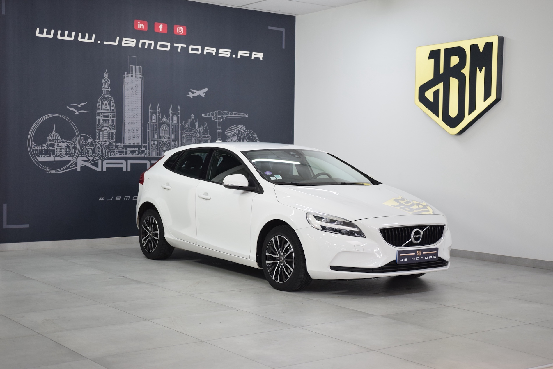 VOLVO-V40