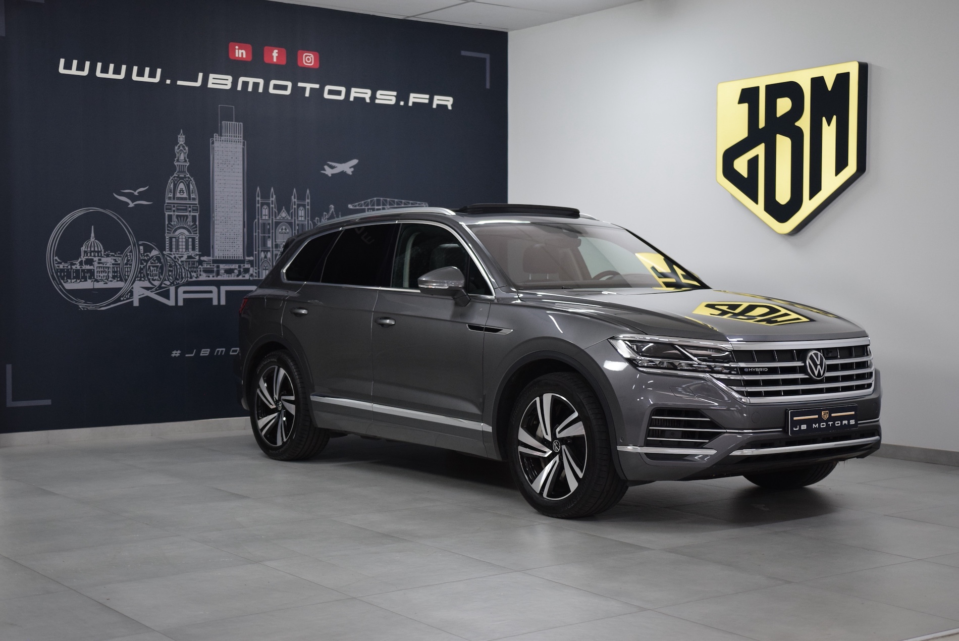 VOLKSWAGEN-TOUAREG