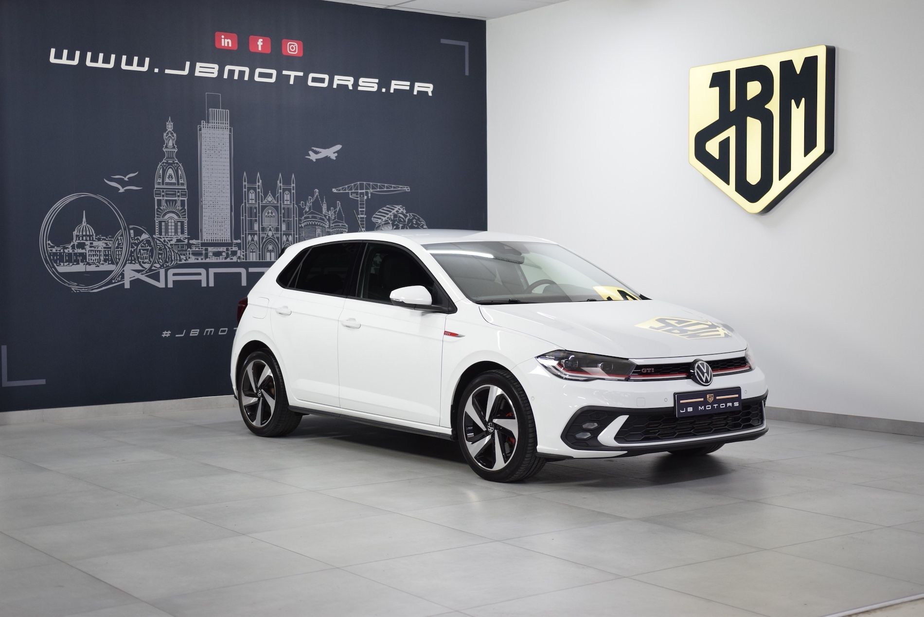 VOLKSWAGEN-POLO